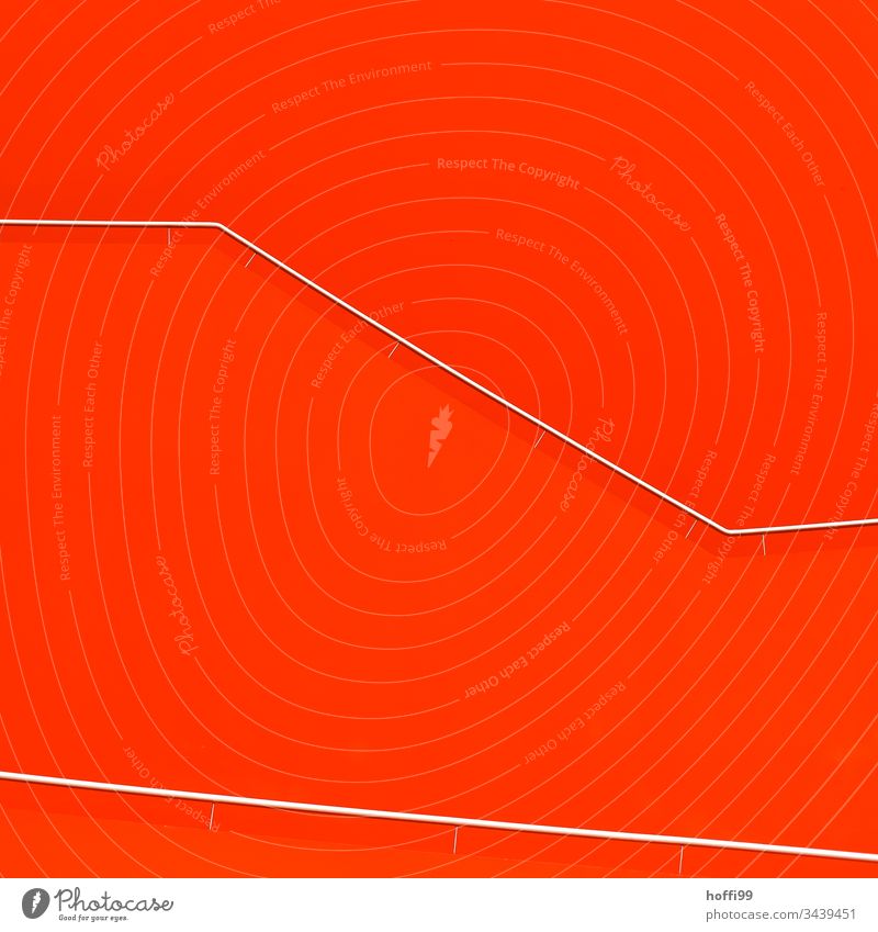 Treppe mit roter Wand Architektur Geländer Linien minimalistisch orange Kunst verrückt Sauberkeit Treppengeländer Treppenhaus Design ästhetisch hell Silber