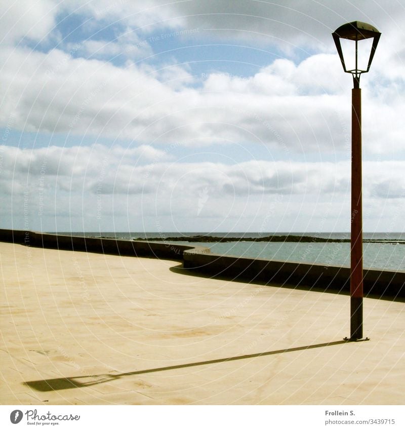 Straßenlaterne an der Uferpromenade, Lanzarote lanzarote meer atlantik küste uferpromenade beton mauer himmel wolken schönes wetter wasser horizont urlaub