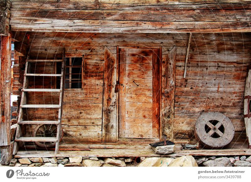 Bergromantik Farbaufnahme Tageslicht Gebäude Holzschuppen wenig Farbe Brauntöne menschenleer Außenaufnahme Architektur Stein alt Haus Fassade Mauer Fenster