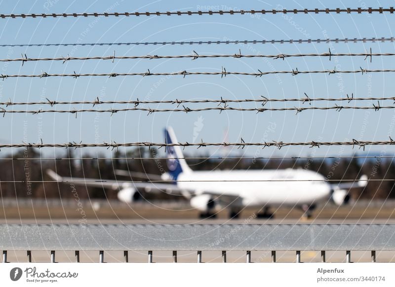 große Pause Flugzeug Stacheldraht Zaun Flughafen Stacheldrahtzaun Luftverkehr Außenaufnahme Menschenleer Flugplatz Ferien & Urlaub & Reisen Tourismus fliegen