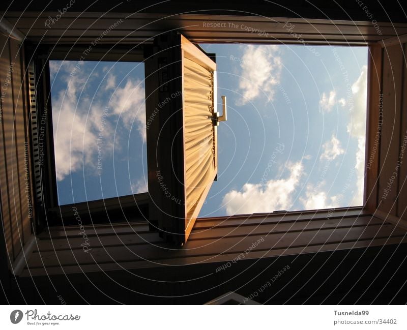 Die zwei Gesichter des Himmels Wolken Dachfenster Fenster blau Außenaufnahme