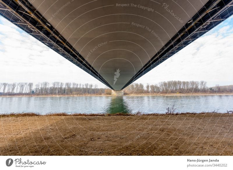 Brücke über einen  Fluß hängebrücke autobahn bach strand kanal autos überführung straße fluß ufer verkehr transport bauwerk technik