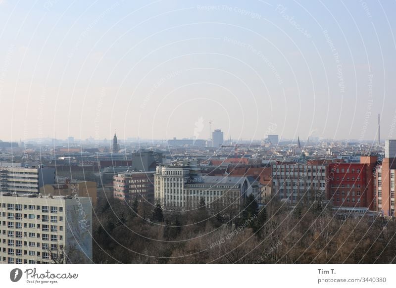 Berlin Ecke Prenzlauer Berg Außenaufnahme Stadt Menschenleer Stadtzentrum Altstadt Hauptstadt Tag Farbfoto Haus Fenster Gebäude Bauwerk Skyline