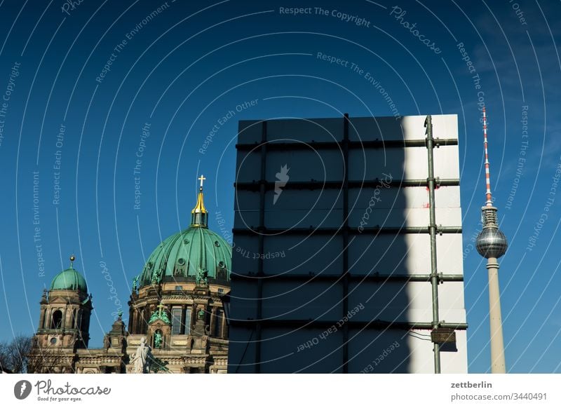 Berliner Dom und Fernsehturm außen berlin deutschland frühjahr frühling hauptstadt haus licht schatten sonne urban dom berliner dom kirche religion fernsehturm