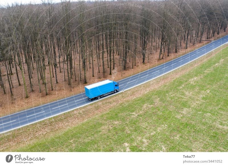 ein Lastwagen auf einer Landstraße von oben moderner Lastwagen Lkw-Transport moderner Transport Straßentransport Straße von oben Straße mit einem Lastwagen