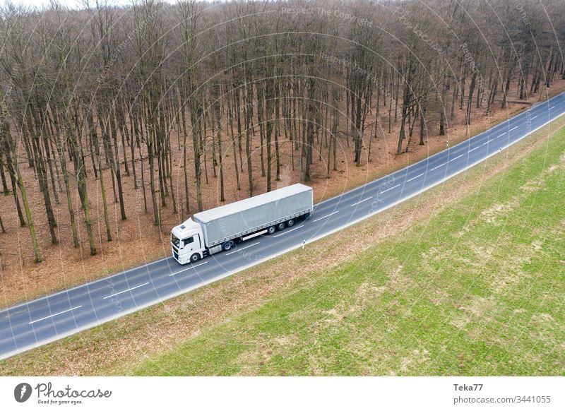 ein Lastwagen auf einer Landstraße von oben moderner Lastwagen Lkw-Transport moderner Transport Straßentransport Straße von oben Straße mit einem Lastwagen