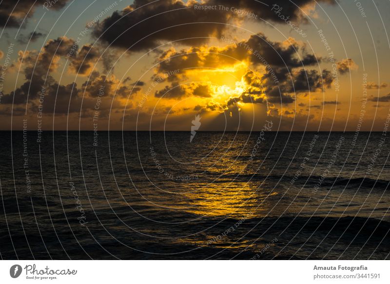 Sonnenuntergang auf der Insel San Andres stylisch idyllisch Meereslandschaft Landschaft Wolken orange Farbe Kontrast Wellen Karibik Wasser Horizont Sonnenlicht