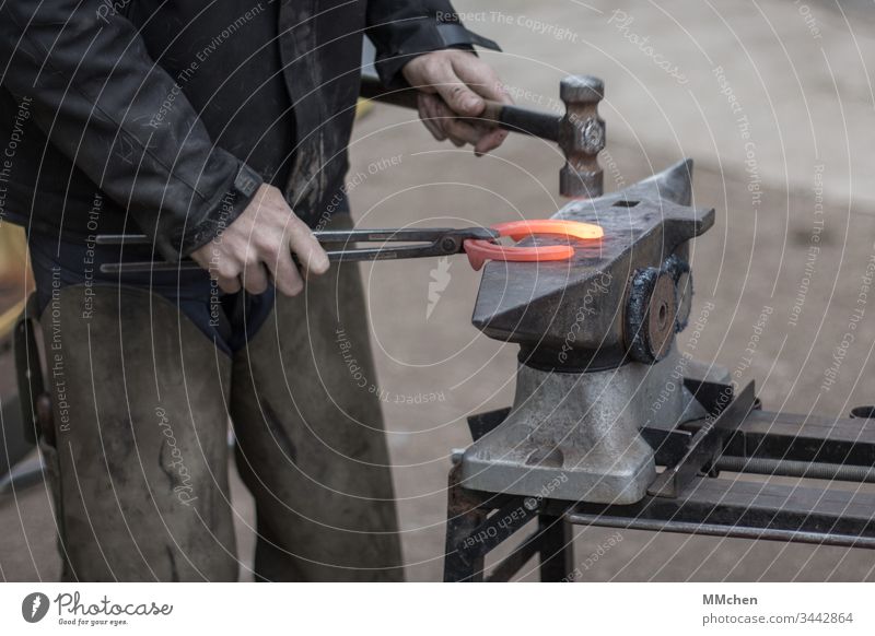 Hufschmied bei der Arbeit am Amboss Hufeisen Pferd schmieden Glut heiß Handwerk Schmied Hammer formen Metall glühend Eisen Schmiede Tradition Werkzeug Stahl