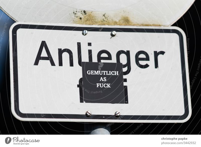 Aufkleber mit Aufschrift "gemutlich as fuck" auf Straßenschild Anlieger frei Strassenschild gemütlich Schilder & Markierungen Hinweis Menschenleer Außenaufnahme