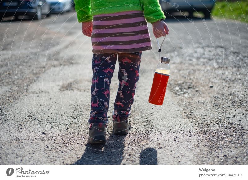 Kind auf Wanderung Flasche Mädchen Wiese Freizeit & Hobby Natur Spielen Glück Fröhlichkeit Sommer Kindheit Erziehung kita Grundschule Wandertag