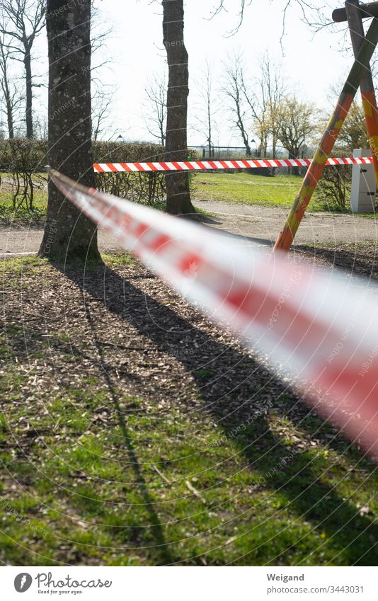 Absperrung verboten Tatort Spielplatz coronavirus coronakrise Band Gefahr gefährlich Virus Quarantäne Pandemie Schutz Infektion Corona-Virus COVID Krankheit