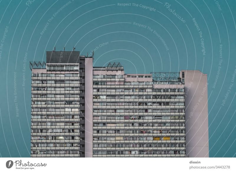 Geschosswohnungsbau [1] Hochhaus Architektur Gebäude Stadt Fassade Bauwerk Balkon Fenster Plattenbau Außenaufnahme stadtbild urban Wohnung Beton trist grau Tag