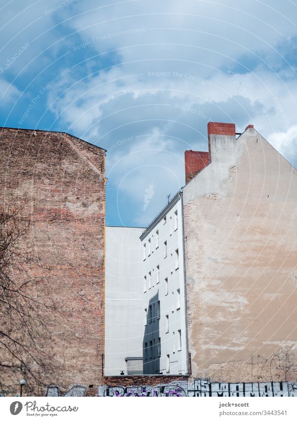 Brandmauer und Hinterhof an einem kühlen Tag Sonnenlicht Fassade Stadthaus Himmel Hof Wolken Textfreiraum Graffiti Lücke Wandel & Veränderung Ausdauer Altbau