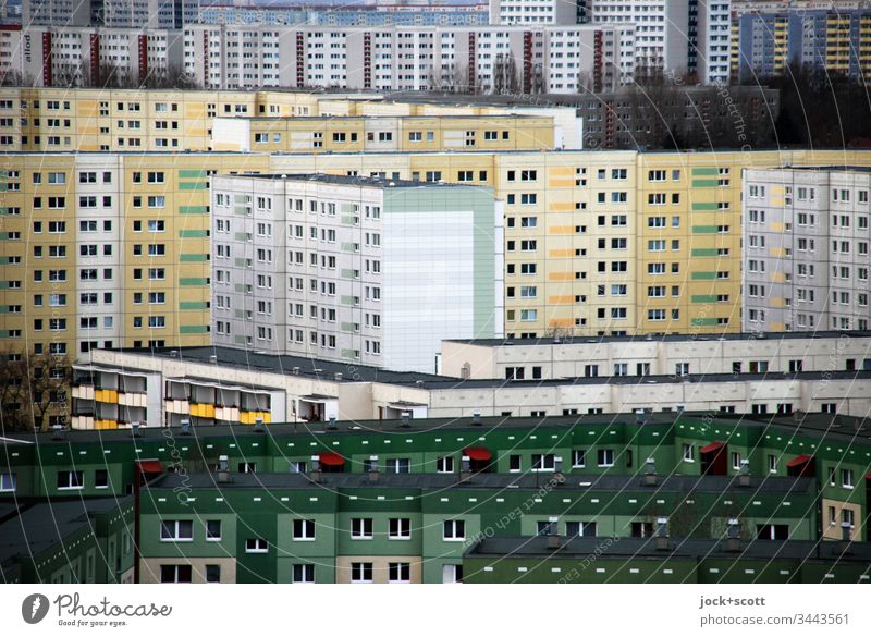 ein schönes wohnen im Kasten komplex trist hässlich eckig Plattenbau Fassade authentisch Wohnhochhaus Stadtrand Umwelt Gebäude Wachstum gleich Symmetrie