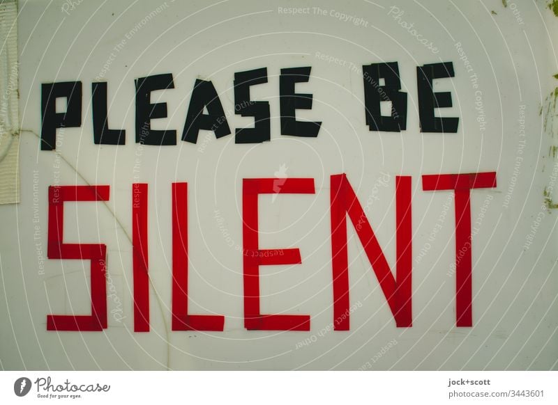 PLEASE BE SILENT Buchstaben Hinweisschild Akzeptanz Erwartung Hintergrund neutral Freisteller Typographie Englisch Sprache Mitteilung Text Ruhe Sozialverhalten