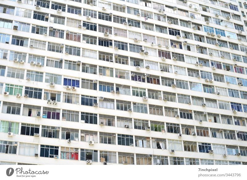 Die Fensterfront eines Wohnhauses in Sao Paulo/ Brasilien Hochhaus Klimageräte Fassade Architektur Außenaufnahme Tageslicht Bauwerk Froschperspektive Stadt Wand