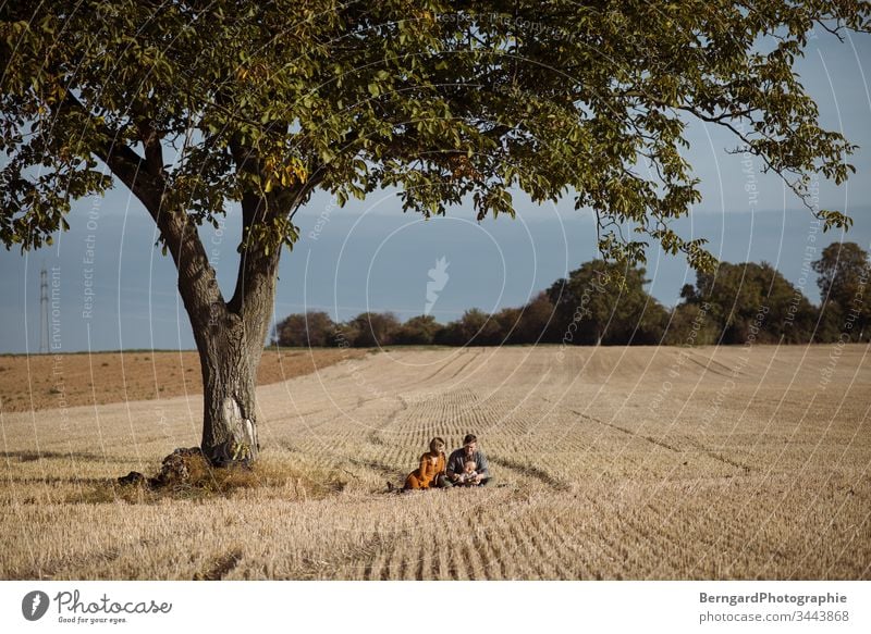 Familie baum tree Familie & Verwandtschaft Familienglück feld herbst sky stroh weg happy frau man kind