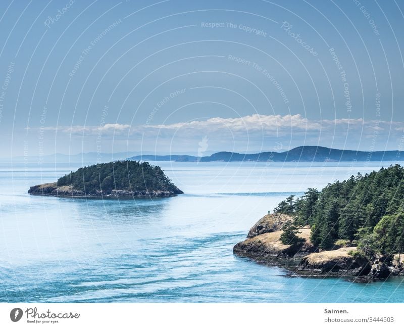 Deception Pass Farbfoto blau Natur Himmel Landschaft Sommer Meer ozean Pazific insel Küste wellen Wald Bäume Nadelbäume Felsen bergkette wolken USA Amerika