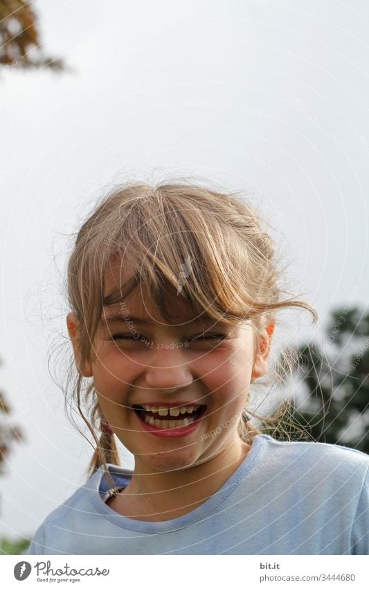 Augen zu, Zähne zeigen und herzlich Lachen, gefielen dem Mädchen lachend Porträt Mensch Gesicht Blick Fröhlichkeit fröhlich lustig Glück glücklich Himmel Natur