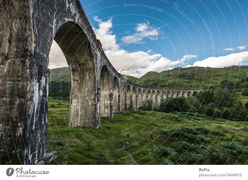 Glennfinnan viadukt in den western highlands. Schottland scotland railway Glenfinnan viaduct Natur Brücke Tal Fluss England Loch Shiel river Architektur wildnis