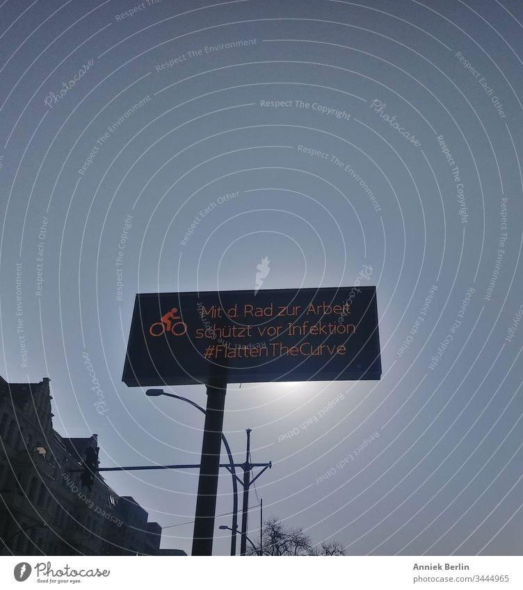 LED Display #FlattenTheCurve Stadt Berlin Außenaufnahme Farbfoto Corona Coronavirus COVID-19 Pandemie Prävention Straßenschild Schutz Infektion Straßenverkehr