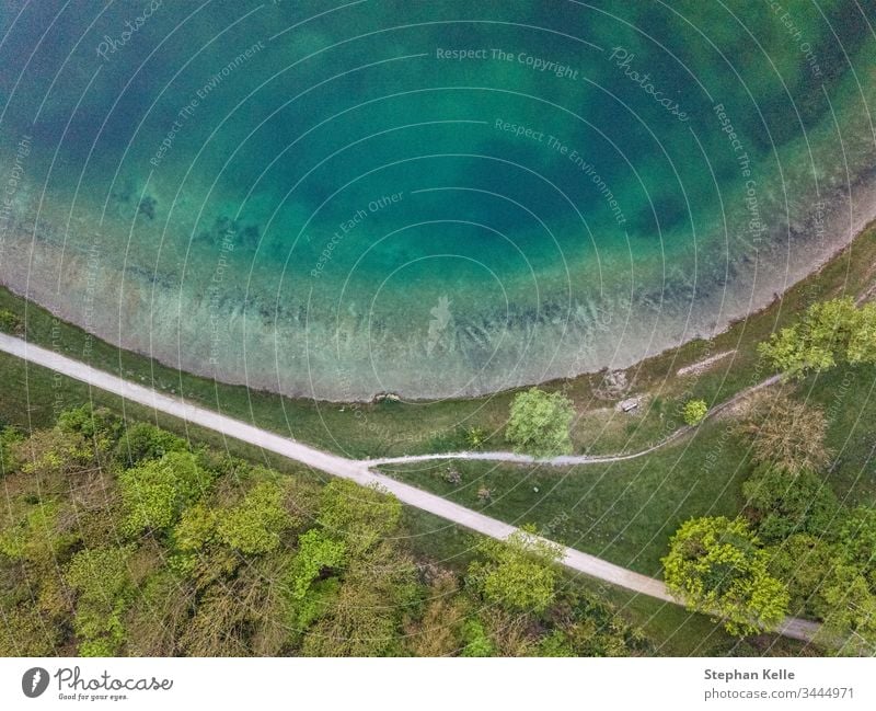 Seeluftaufnahme, Draufsicht, erstaunlicher Naturhintergrund, die Farbe des Wassers mit Bäumen in der Nähe. Strand Hintergrund Sommer türkis Ansicht MEER