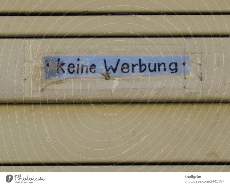 selbstgebastelter Aufkleber „keine Werbung“ an einem Briefkasten Kommunizieren keine werbung selbstgemacht Linien Klebeband beige Text Wort Buchstabe