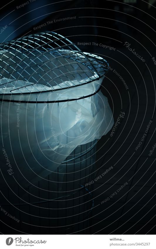 Müllbehälter für Schutzhandschuhe in einem Supermarkt Papierkorb Mülltüte Textfreiraum Metallkorb Menschenleer Plastiktüte Gitter corona Abfall