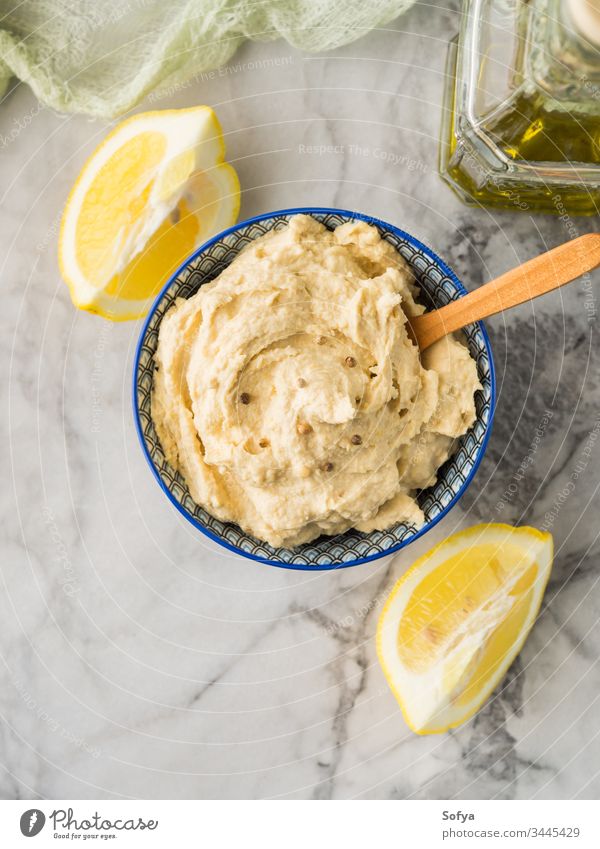 Kichererbsenpüree Hummus-Dip in Schüssel gestampft Tahini Orientalisch Veganer Vegetarier Gesundheit Erdöl Zitrone Knoblauch Cumin Mischung Saucen