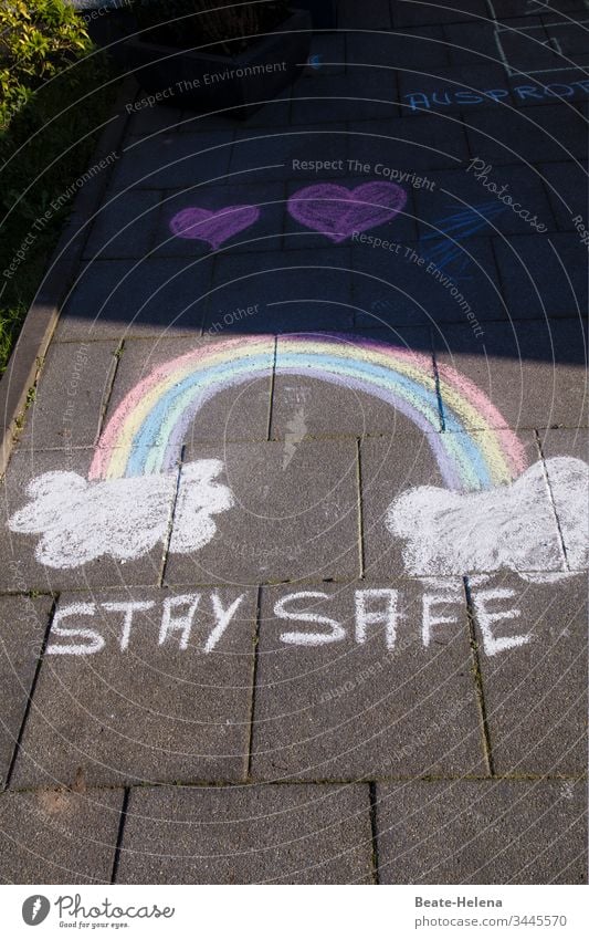 Appell an die Vernunft: mit Kreide gemalter Regenbogen und Herzen "Stay Safe" Glück Malerei Gesundheit Virus-Ausbreitung Pandemie - Krankheit Hoffnung Wunsch