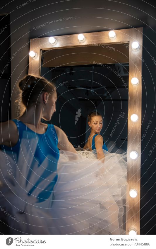 Elegante Ballerina in weißem Kleid tanzt im Studio Aktion Erwachsener attraktiv Hintergrund Gleichgewicht Balletttänzer Körper Choreographie klassisch Klassik