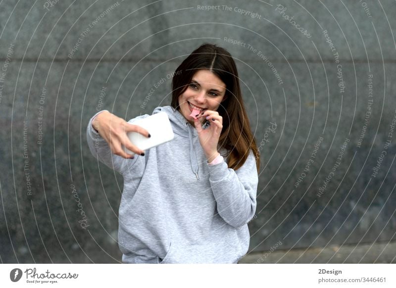 Attraktive junge Frau mit Lolli auf der Treppe im Freien sitzend Erwachsener schön Lollipop Selfie Mädchen attraktiv Person Porträt Schönheit Menschen Sommer