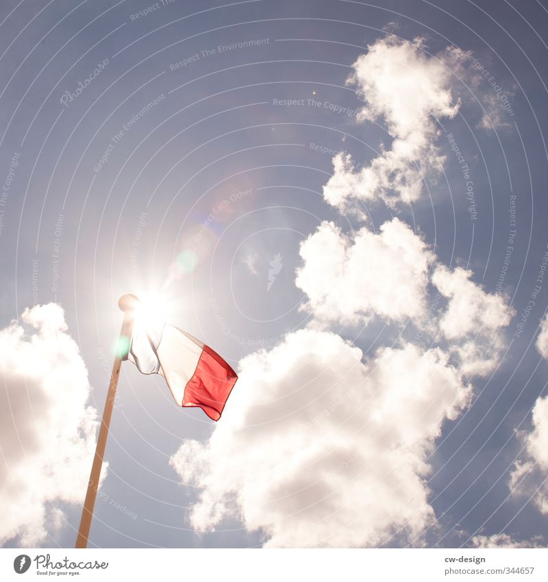 HEUTE: Gründungstag von Andorra Himmel Wolken Sonne Sonnenlicht Sommer Schönes Wetter Stadt Fahne Ferien & Urlaub & Reisen blau rot weiß Sehnsucht Heimweh