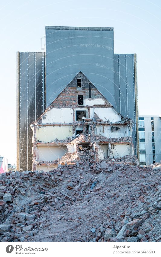 häusliche Gewalt Abrissgebäude Menschenleer Haus Wand Mauer Verfall Vergänglichkeit kaputt Außenaufnahme abrissreif Vergangenheit Fassade Farbfoto Tag Ruine