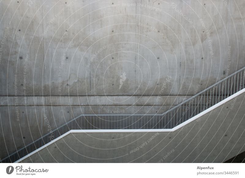 Parallelen Treppenhaus Beton Menschenleer Innenaufnahme Architektur Gebäude Wand Treppengeländer Mauer Bauwerk Geländer Haus Gedeckte Farben grau Schatten