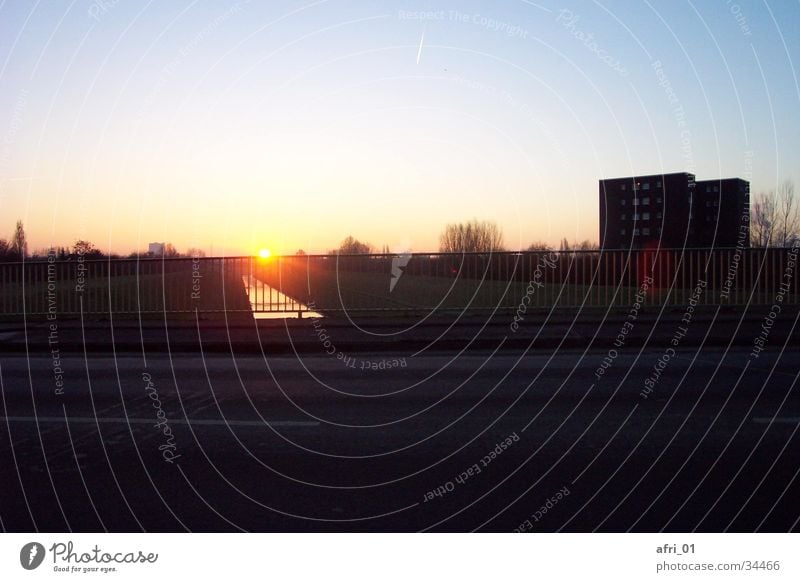 Sonnenaufgang über der Emscher in Oberhausen (II) Gasometer Brücke