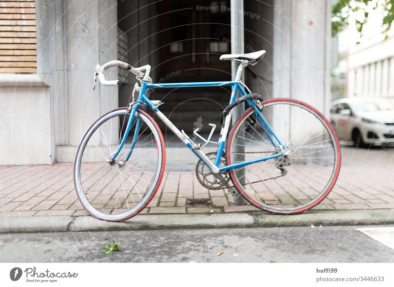 Rennrad am Laternenpfahl Fahrradsattel Kette Schloss Fahrradfahren retro Sport Freizeit & Hobby Verkehrsmittel Lifestyle Stadt Stil trendy authentisch Gebäude