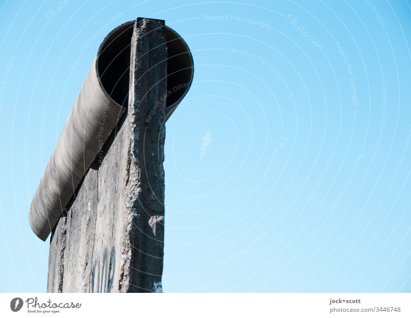 Mauerrest steht vor einem wolkenlosen Himmel Wolkenloser Himmel Berlin-Mitte Sehenswürdigkeit Beton authentisch Bekanntheit historisch Originalität kaputt