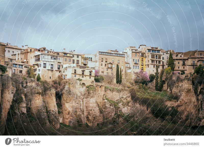 Stadt Cuenca, Landschaft - Blick vom Fluss auf die historische Stadt Cuenca, Spanien antik Architektur Brücke Gebäude Kastilien kastilla la mancha Kathedrale