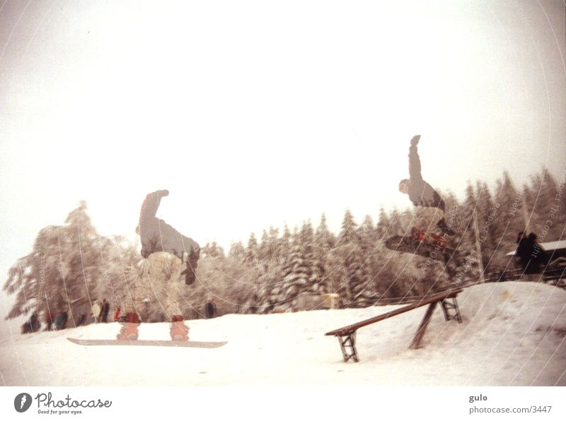 Doppelbelichtung Snowboard springen Nebel Sport Bank Schnee Bierbank Landen Körperhaltung abwärts Mut talentiert Winter Snowboarder Snowboarding durchsichtig