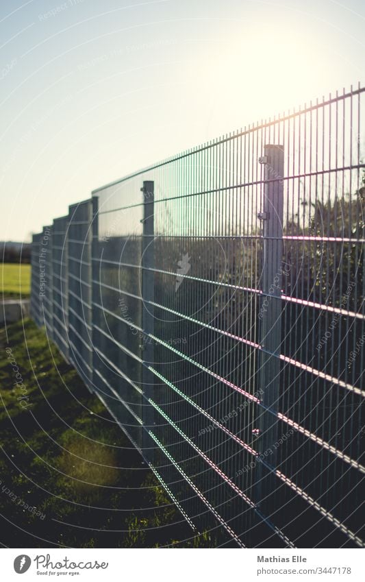 Verzinkter Metallzaun Zaun Außenaufnahme Ordnungsliebe Schutz Stahl Netzwerk Menschenleer Strukturen & Formen Nahaufnahme Farbfoto hängenbleiben befangen