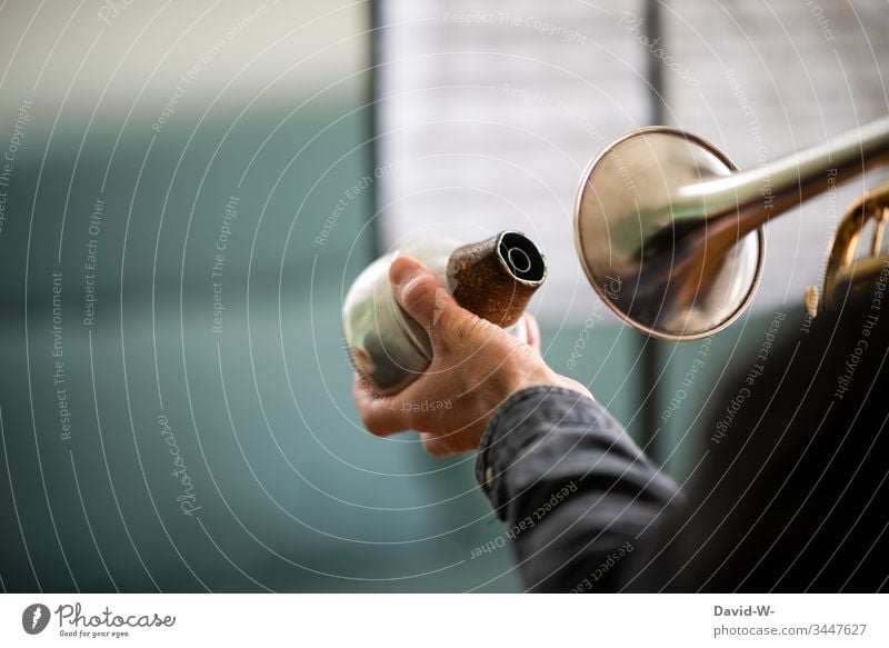 Mensch spielt Trompete mit Dämpfer in der Hand Mann Instrument Spielen üben dämpfer Musik musikalisch hobby spass Musikinstrument Musiker improvisieren