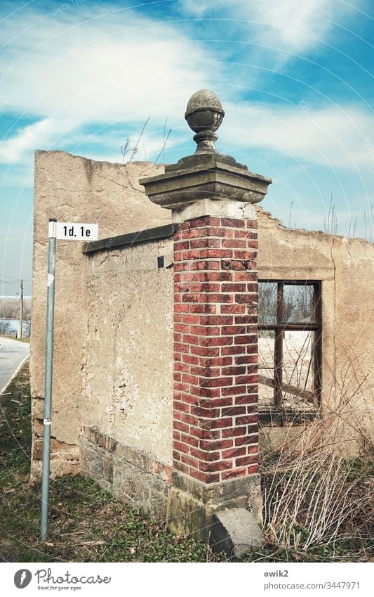 Endgültig Ruine Fassade Wand Pfeiler Backstein alt historisch Fenster verfallen Vergänglichkeit Abriss Abrissgebäude Abrissromantik Sträucher Himmel Wolken