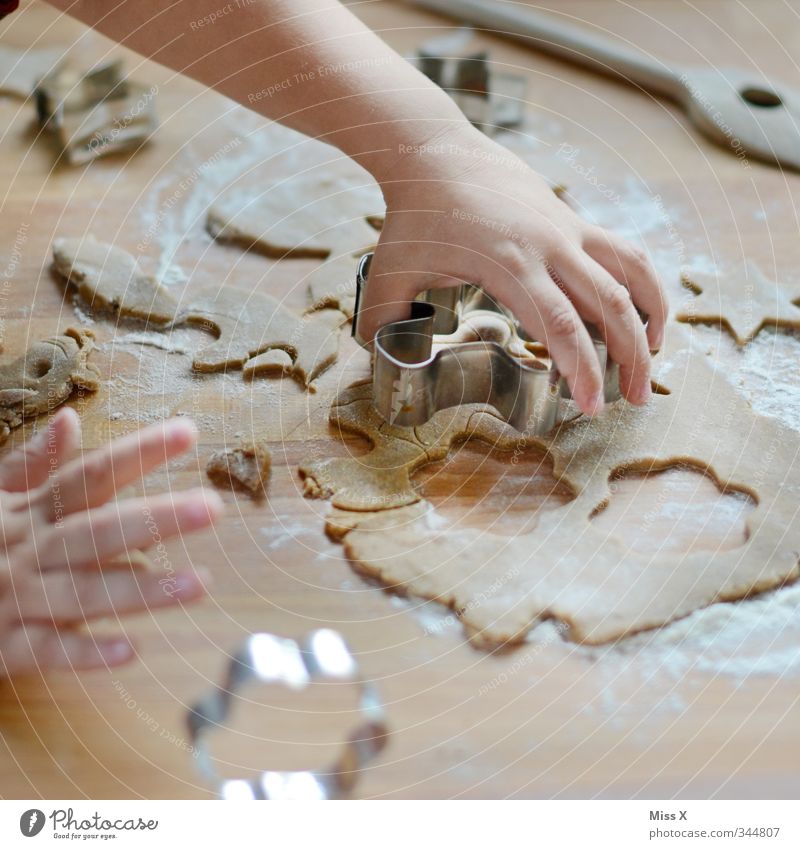 Plätzchen backen* Lebensmittel Teigwaren Backwaren Ernährung Freizeit & Hobby Spielen Mensch Kind Kleinkind Kindheit Hand Finger 1 1-3 Jahre 3-8 Jahre lecker