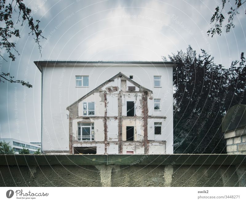 Mauerreste Haus Abriss Fassade Anbau Abbau Fenster Silhouette Bäume Himmel Wolken Tag Tageslicht menschenleer Außenaufnahme Gebäude Architektur Wand