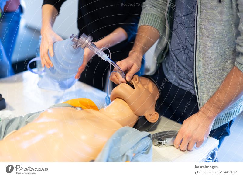 Facharzt für Medizin, der die Methode der Intubation von Patienten auf einer Schulung und einem Workshop zur medizinischen Ausbildung vorführt. Die Teilnehmer lernen neue medizinische Verfahren und Techniken kennen.