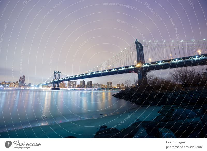 Manhattan-Brücke in der Abenddämmerung, New York City. New York State Manhattan Bridge amerika Großstadt Skyline Brooklyn USA Wolkenkratzer Stadtbild beleuchtet