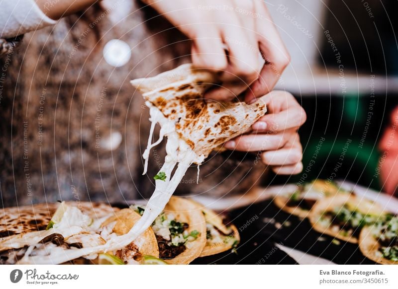 nicht erkennbare Gruppe von Freunden, die in einem Restaurant mexikanisches Essen essen. Köstliche Fajitas. Lebensstil im Freien Menschengruppe Lebensmittel