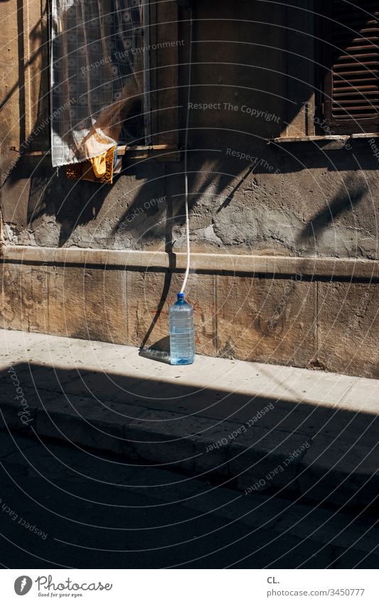 wasserflasche Flasche Plastik Wasser Schlauch Wand Haus gehweg Fenster Vorhang nachhaltig Nachhaltigkeit Farbfoto Menschenleer Außenaufnahme Tag