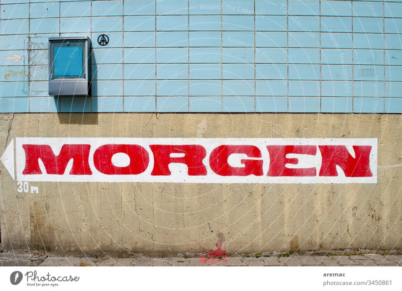 Morgen Beschriftung an einer Wand Schild Namenszug Mauer Kachel blau grau Menschenleer Außenaufnahme Tag Farbfoto Fassade Schriftzeichen Textfreiraum unten